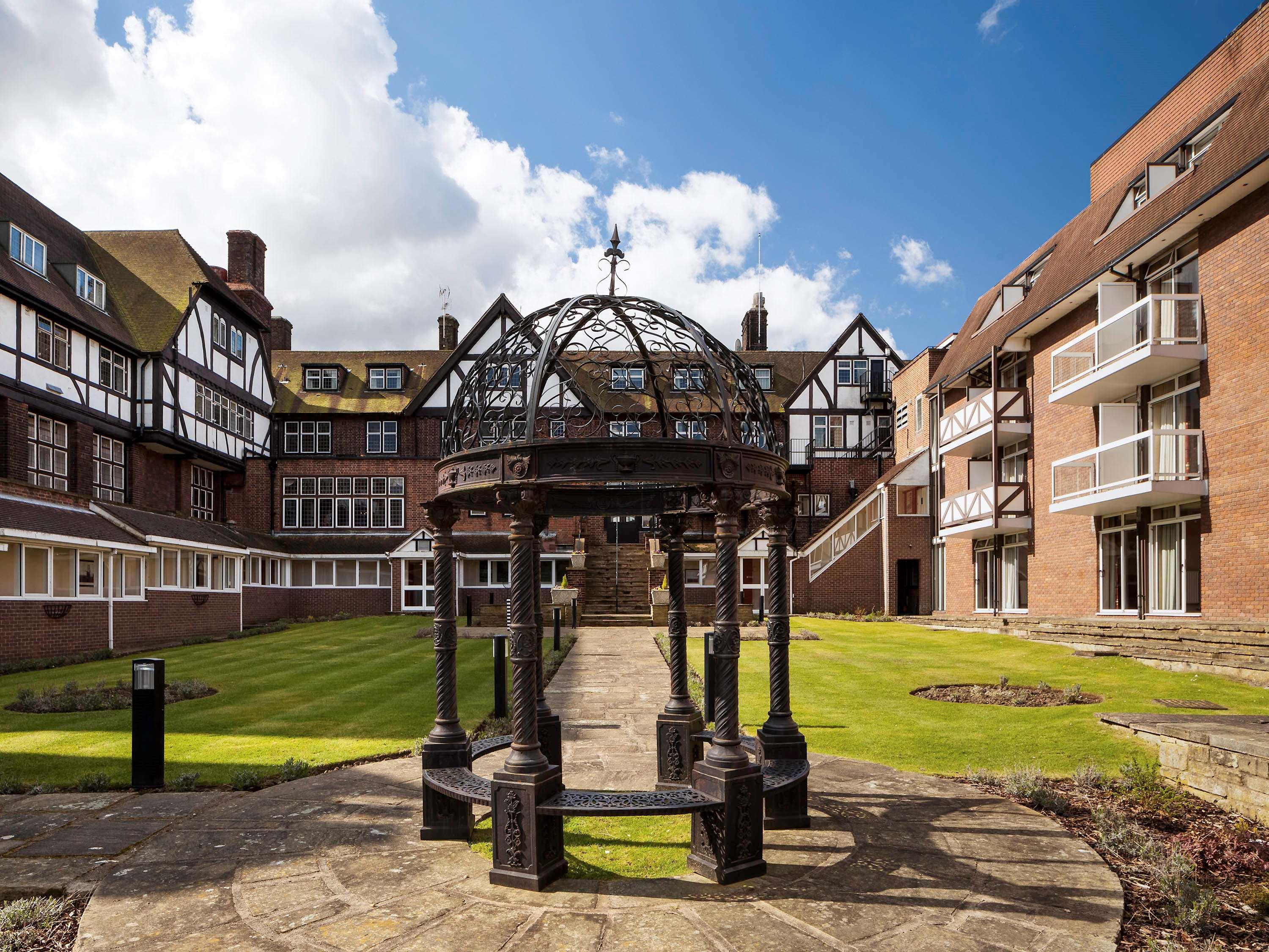 Mercure Leeds Parkway Hotel Exterior photo