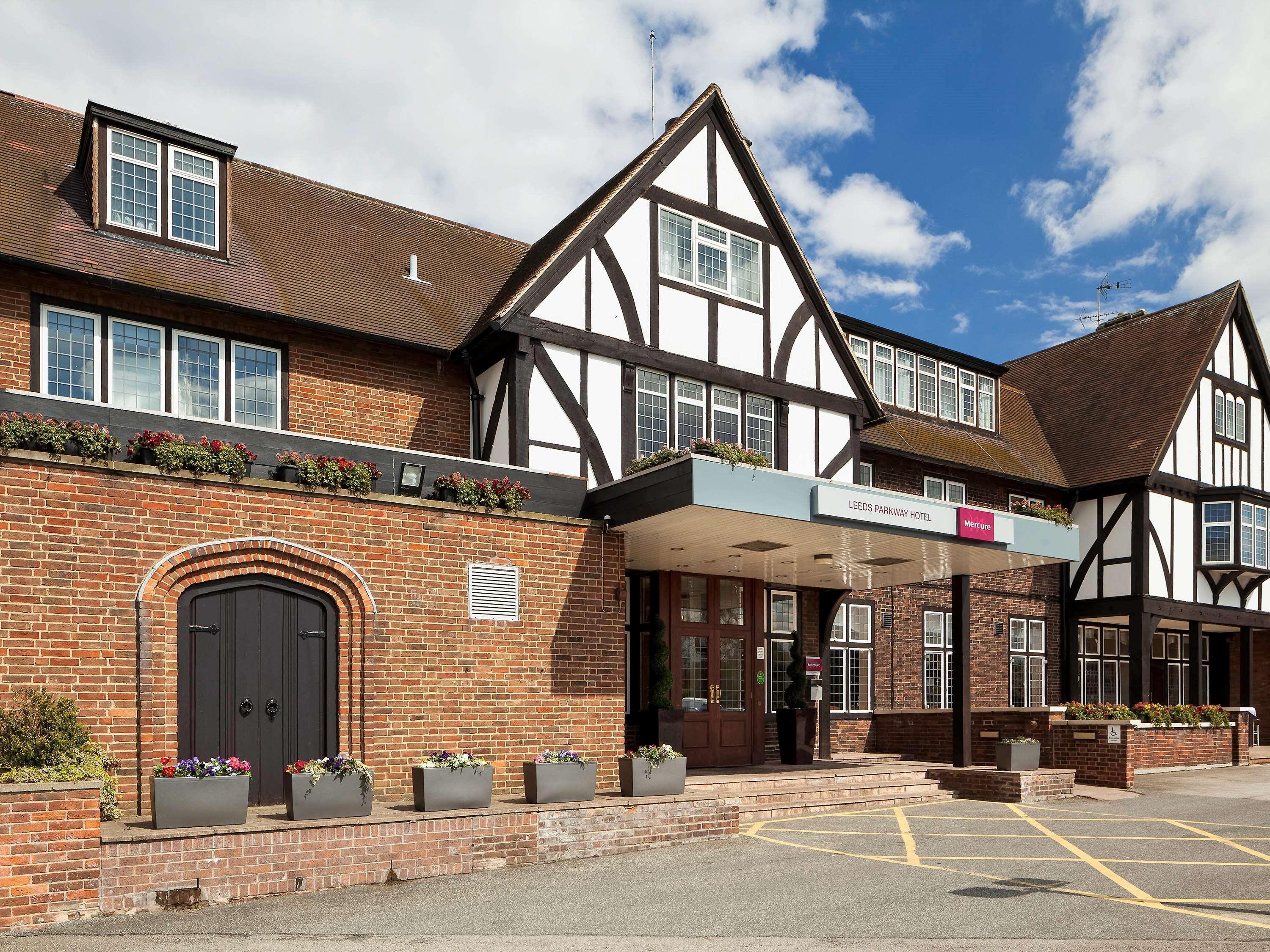 Mercure Leeds Parkway Hotel Exterior photo