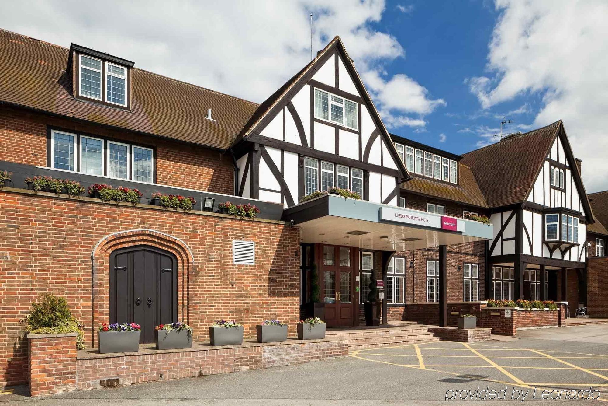 Mercure Leeds Parkway Hotel Exterior photo